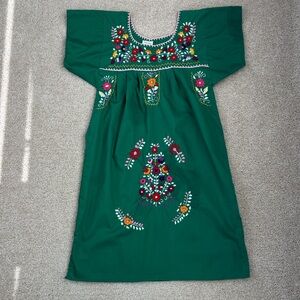 Mexican Puebla style embroidered floral dress, size 6. Flaws as shown.